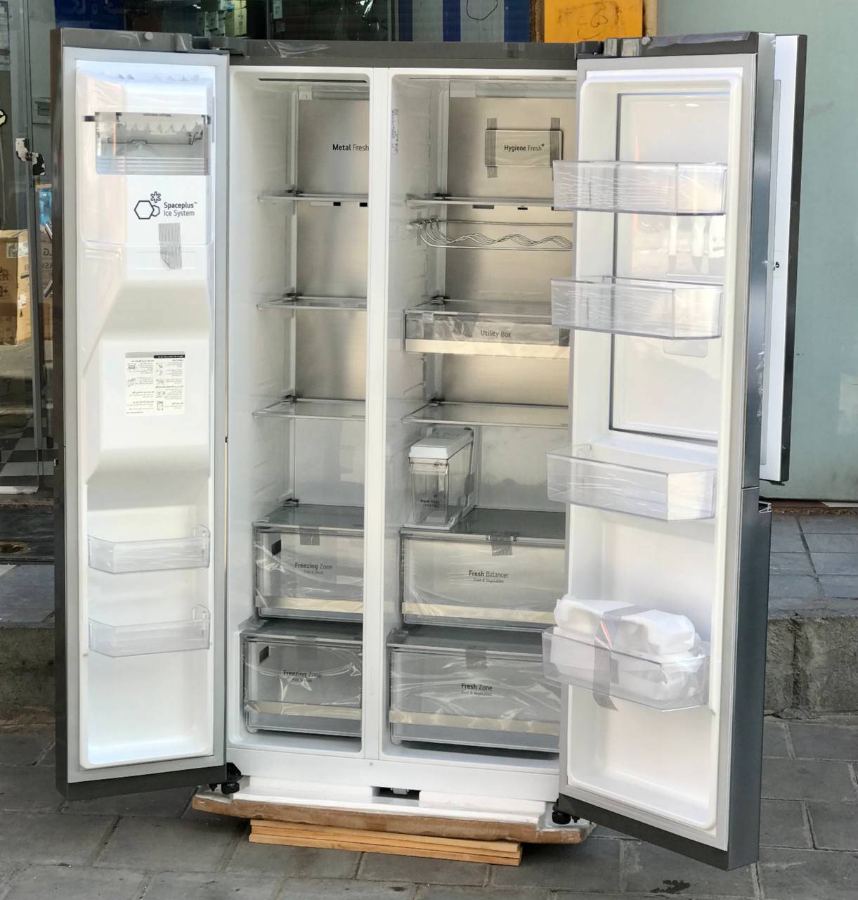 نمای باز از یخچال ال جی J287